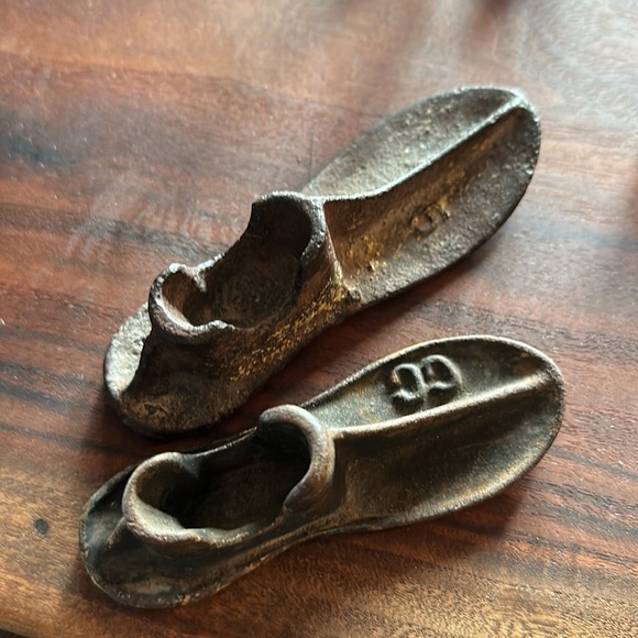 6 antiques. Child shoe molds, calligraphy pen holder, thread spools & a weight - Picture 8 of 11